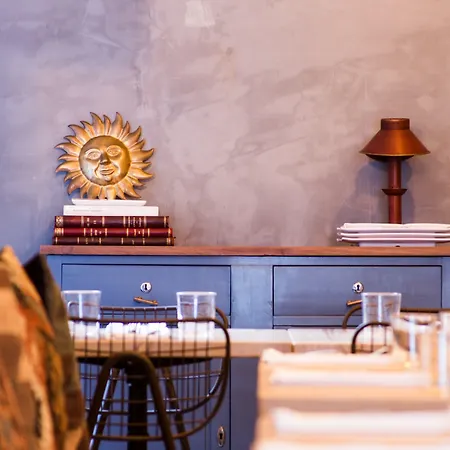 לינה וארוחת בוקר Dear - Gallery House 4*